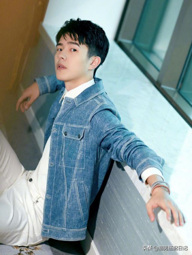 刘昊然年少成名出席活动,身穿牛仔外套搭配白色休闲裤,太帅气