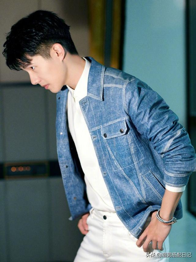 刘昊然年少成名出席活动,身穿牛仔外套搭配白色休闲裤,太帅气