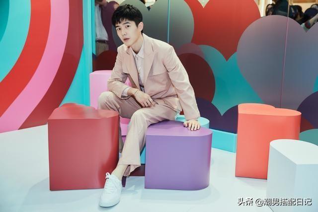 刘昊然年少成名出席活动,身穿牛仔外套搭配白色休闲裤,太帅气