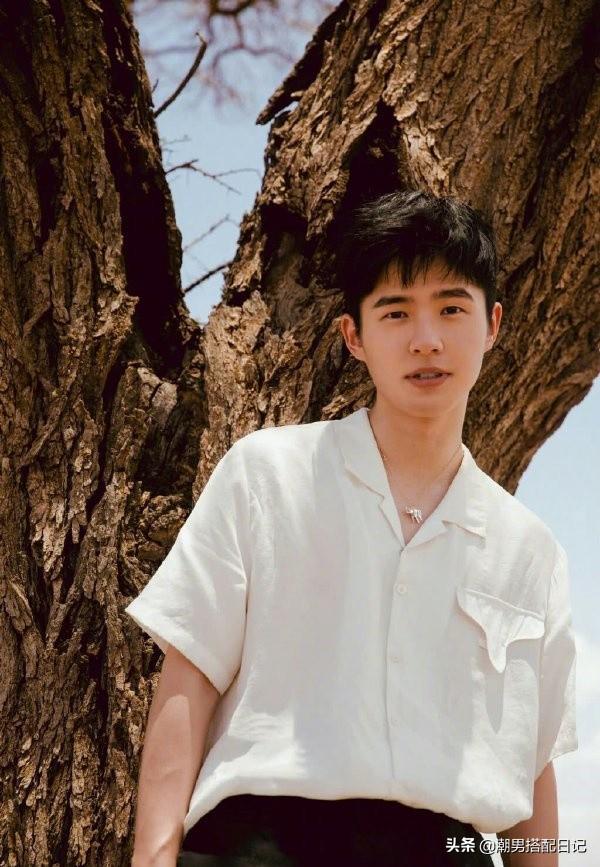 刘昊然年少成名出席活动,身穿牛仔外套搭配白色休闲裤,太帅气