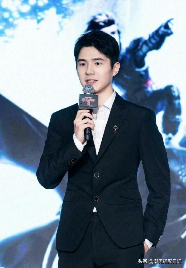 刘昊然年少成名出席活动,身穿牛仔外套搭配白色休闲裤,太帅气