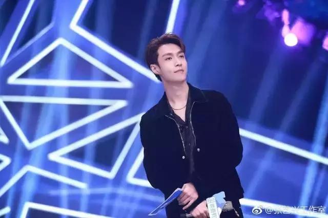 唱歌跳舞俱佳的张艺兴 穿搭也很厉害!