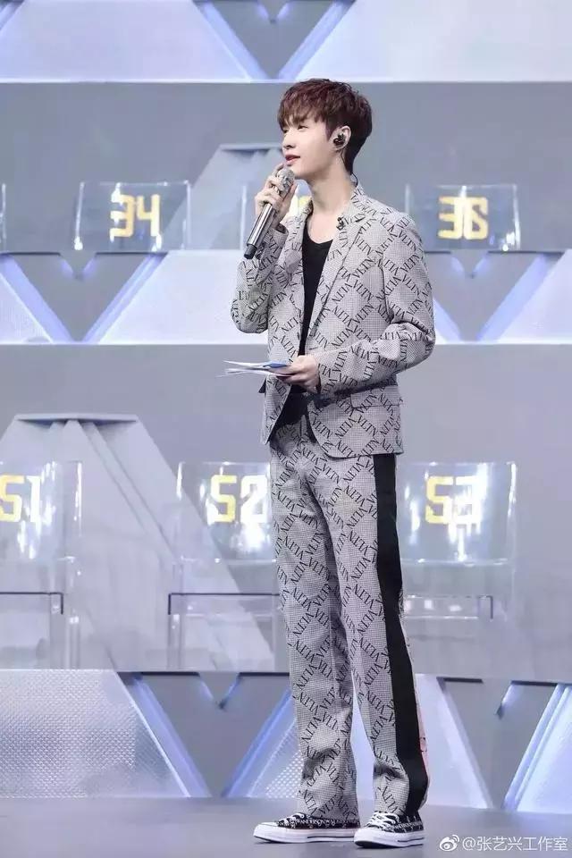 唱歌跳舞俱佳的张艺兴 穿搭也很厉害!