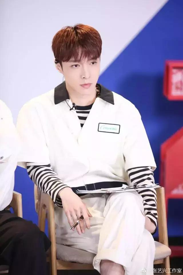 唱歌跳舞俱佳的张艺兴 穿搭也很厉害!