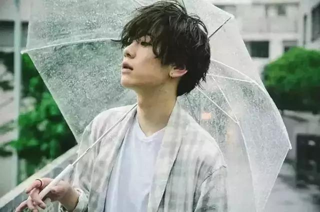 唱歌跳舞俱佳的张艺兴 穿搭也很厉害!