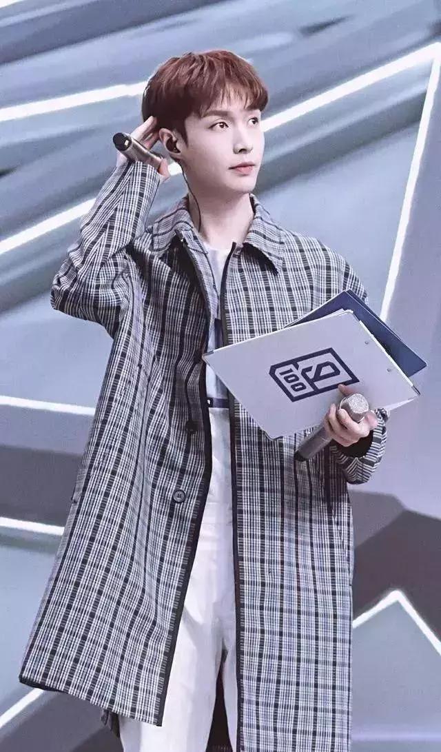 唱歌跳舞俱佳的张艺兴 穿搭也很厉害!