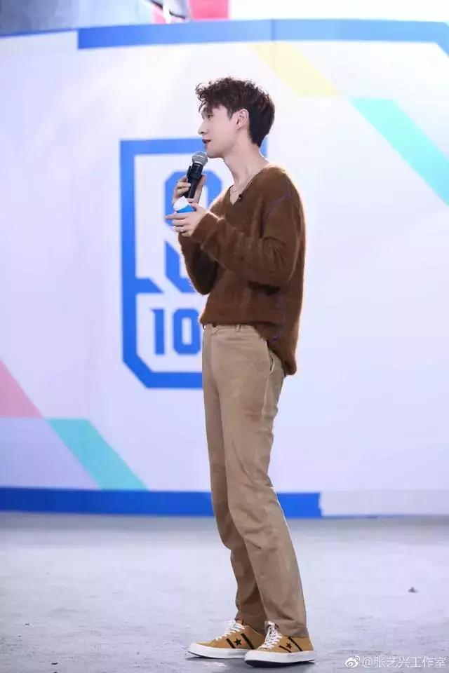 唱歌跳舞俱佳的张艺兴 穿搭也很厉害!