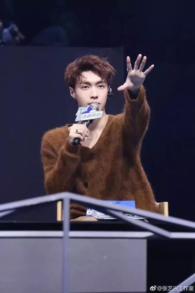 唱歌跳舞俱佳的张艺兴 穿搭也很厉害!