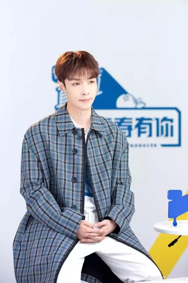 唱歌跳舞俱佳的张艺兴 穿搭也很厉害!