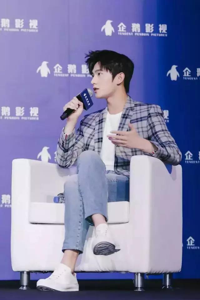 唱歌跳舞俱佳的张艺兴 穿搭也很厉害!