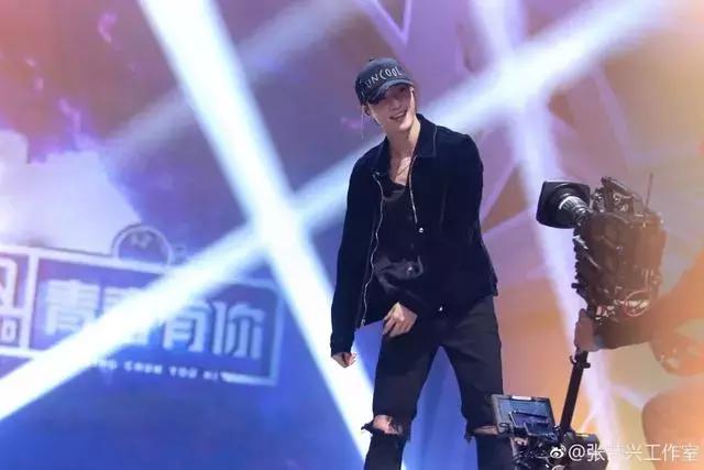 唱歌跳舞俱佳的张艺兴 穿搭也很厉害!