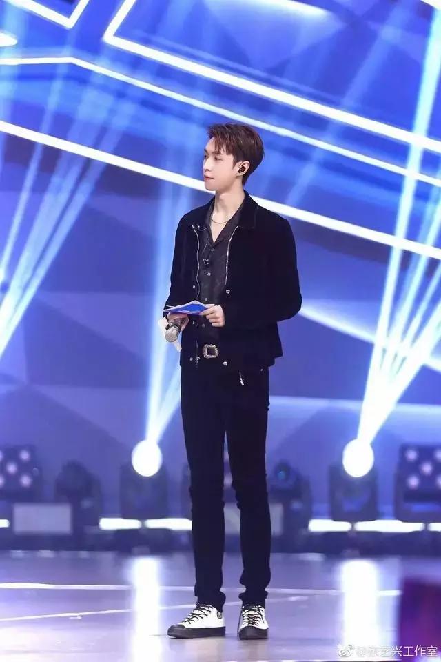 唱歌跳舞俱佳的张艺兴 穿搭也很厉害!