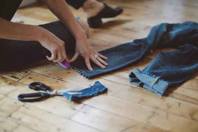 穿牛仔裤懒得卷裤脚?试试时髦的毛边款式