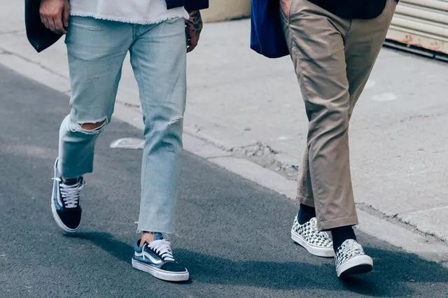 穿牛仔裤懒得卷裤脚?试试时髦的毛边款式