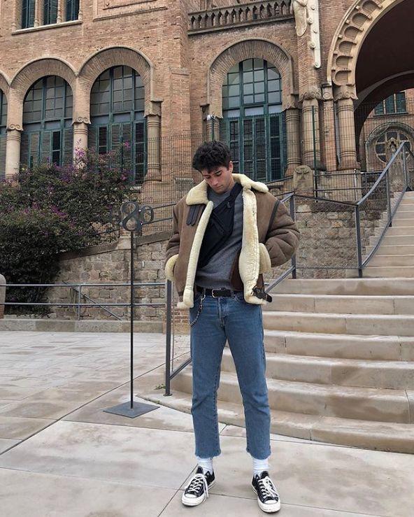 穿牛仔裤懒得卷裤脚?试试时髦的毛边款式