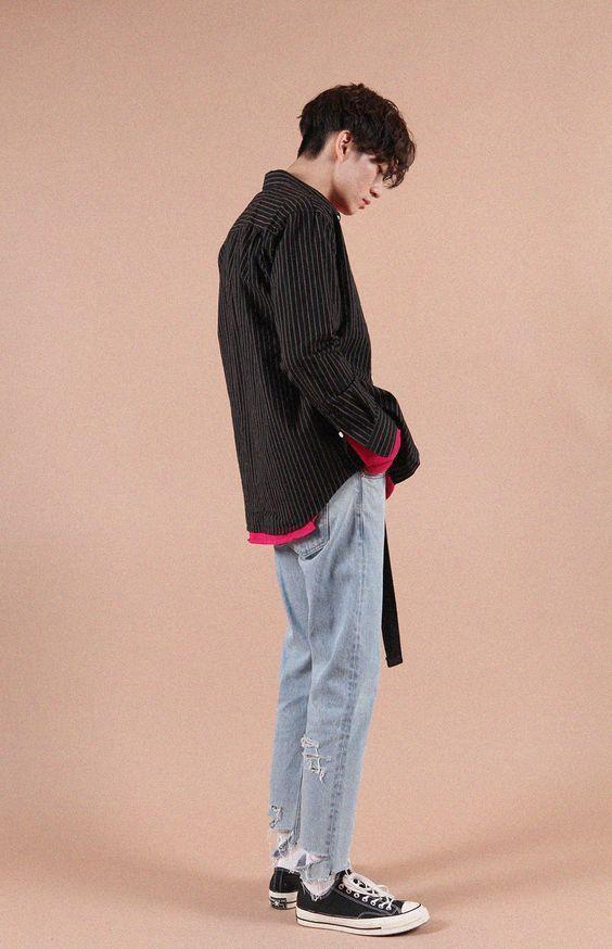 穿牛仔裤懒得卷裤脚?试试时髦的毛边款式