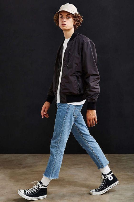 穿牛仔裤懒得卷裤脚?试试时髦的毛边款式