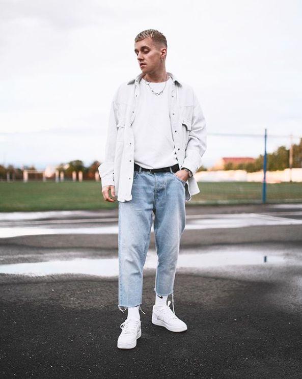 穿牛仔裤懒得卷裤脚?试试时髦的毛边款式