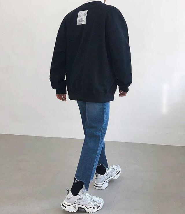 穿牛仔裤懒得卷裤脚?试试时髦的毛边款式