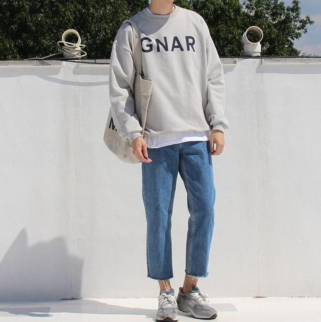 穿牛仔裤懒得卷裤脚?试试时髦的毛边款式