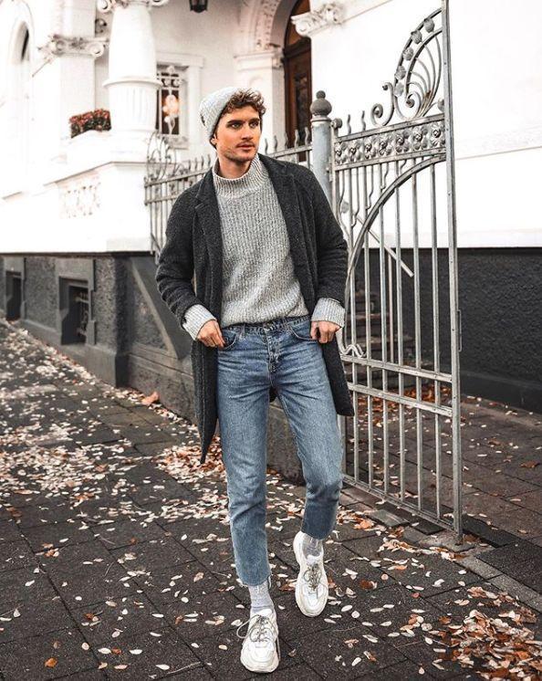 穿牛仔裤懒得卷裤脚?试试时髦的毛边款式