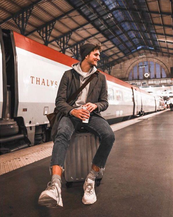 穿牛仔裤懒得卷裤脚?试试时髦的毛边款式