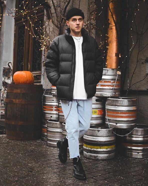 穿牛仔裤懒得卷裤脚?试试时髦的毛边款式