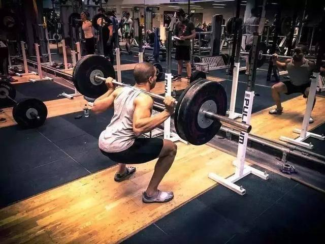 反向弹力带深蹲,这个深蹲方式,你应该掌握到手