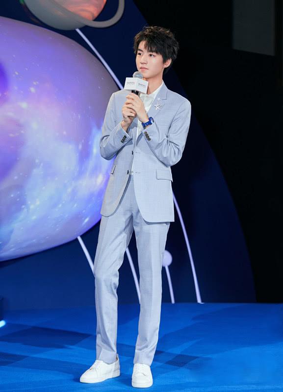 王俊凯这么穿阳光帅气,一件套头衫搭衬衫,简装也穿出气质!