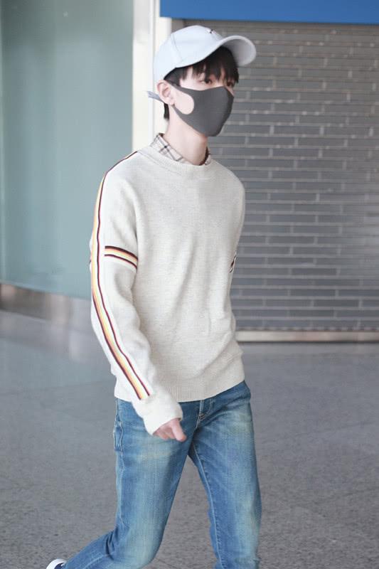 王俊凯这么穿阳光帅气,一件套头衫搭衬衫,简装也穿出气质!