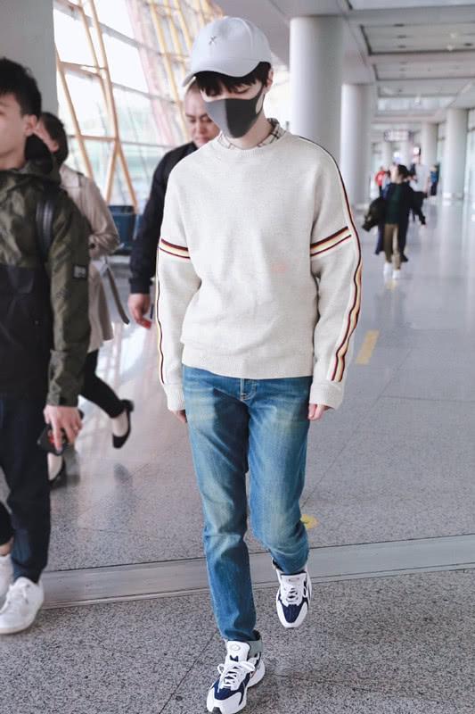 王俊凯这么穿阳光帅气,一件套头衫搭衬衫,简装也穿出气质!