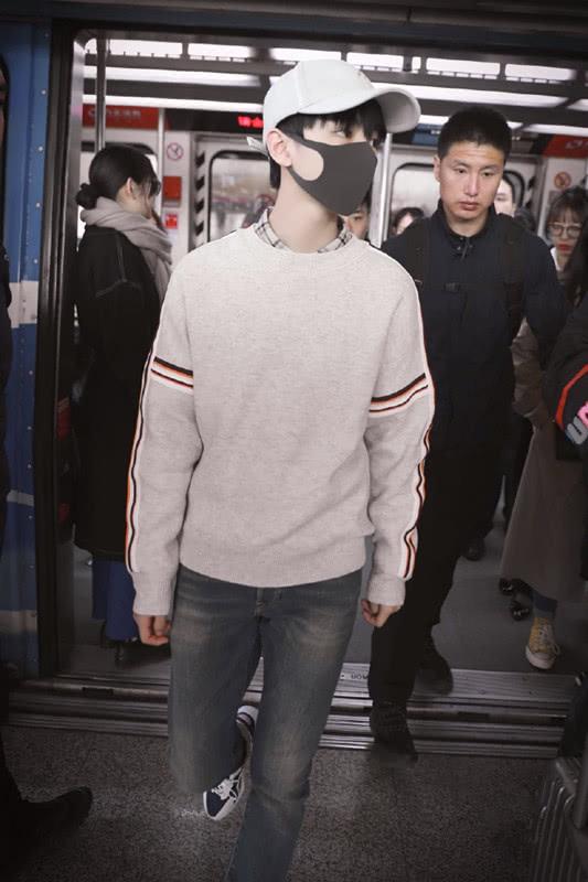 王俊凯这么穿阳光帅气,一件套头衫搭衬衫,简装也穿出气质!