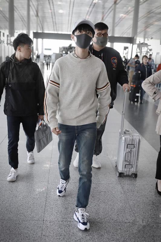 王俊凯这么穿阳光帅气,一件套头衫搭衬衫,简装也穿出气质!