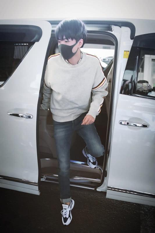 王俊凯这么穿阳光帅气,一件套头衫搭衬衫,简装也穿出气质!