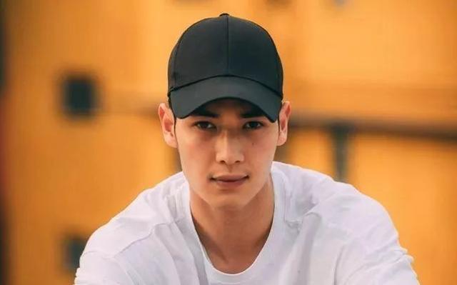 与男神林峰在剧中情同手足!25岁英皇力捧新星自爆:我是他的粉丝