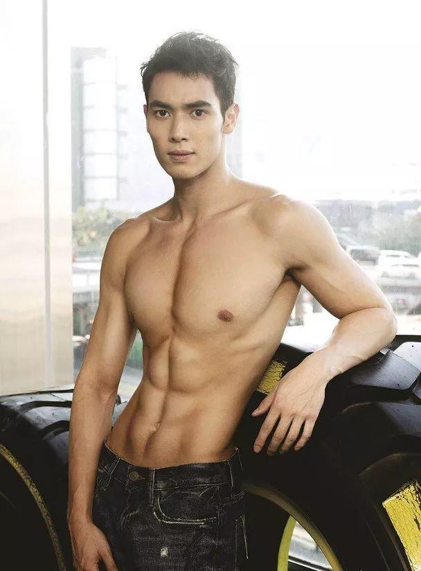 与男神林峰在剧中情同手足!25岁英皇力捧新星自爆:我是他的粉丝