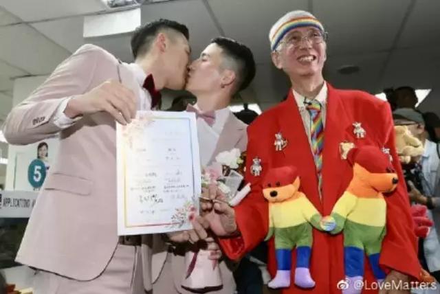 台湾同性婚姻登记第1天:厮守男友25年,蔡康永终于不再孤军奋战