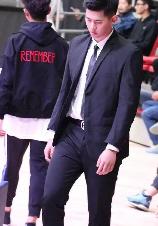 长腿高个篮球校草刷屏网络,尤其是正装令人着迷!