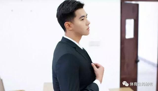 长腿高个篮球校草刷屏网络,尤其是正装令人着迷!