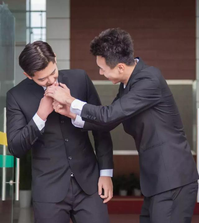 长腿高个篮球校草刷屏网络,尤其是正装令人着迷!