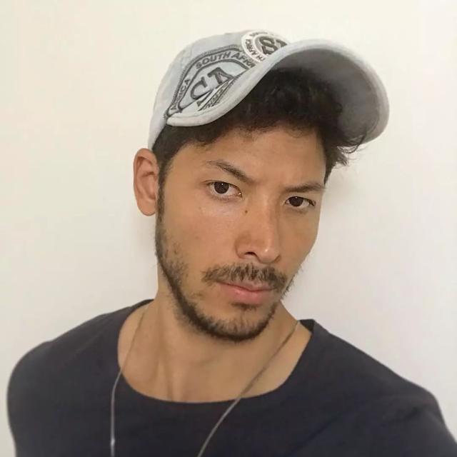 男模被批修图过猛?真相是那里歪了