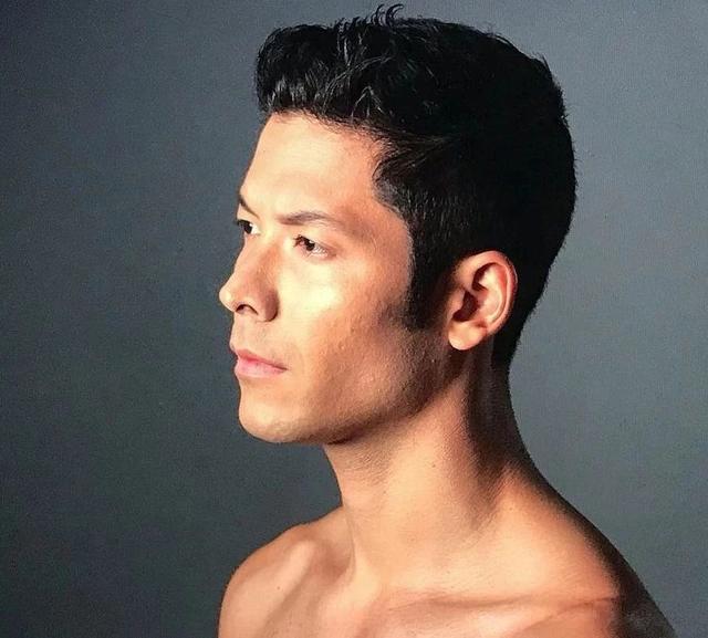 男模被批修图过猛?真相是那里歪了