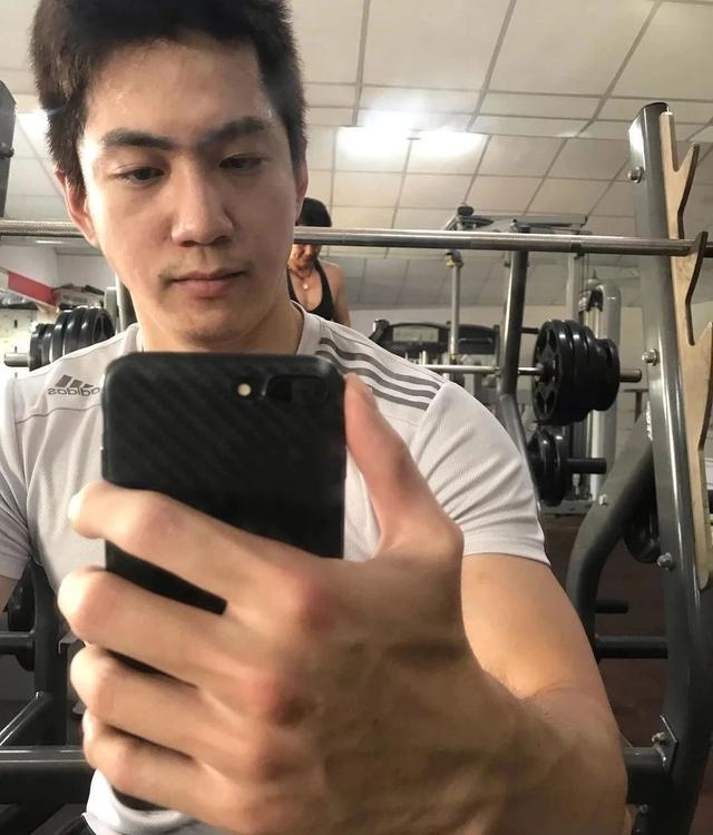 男模被批修图过猛?真相是那里歪了