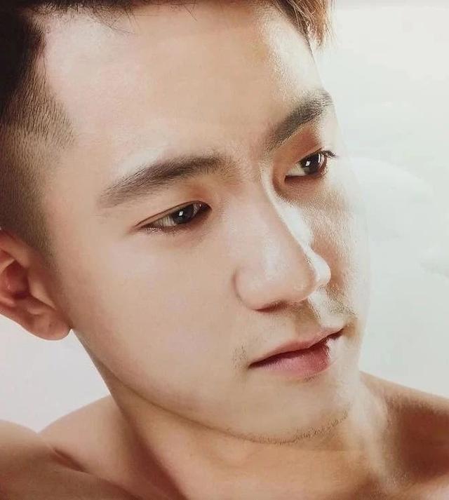 男模被批修图过猛?真相是那里歪了