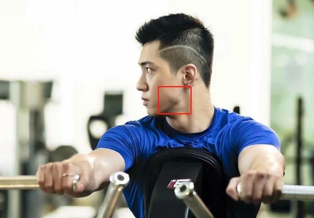 男模被批修图过猛?真相是那里歪了