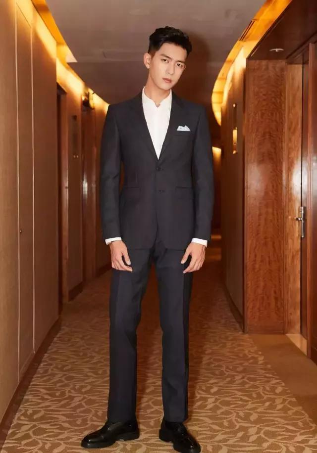 二十七岁的他，依然不温不火，不知什么时候才能红起来