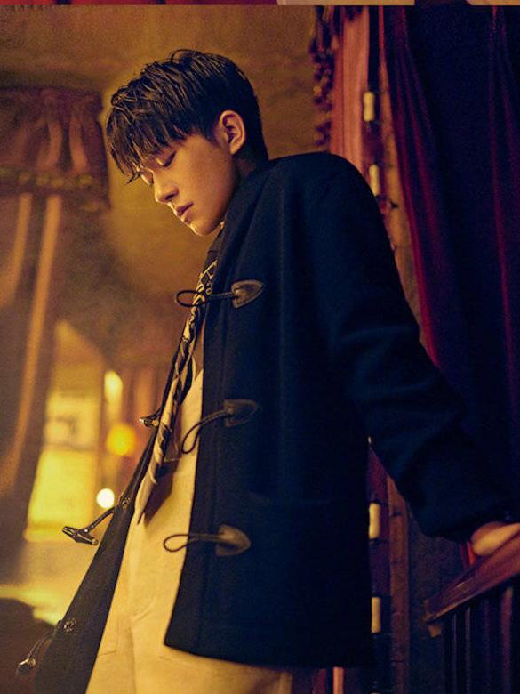 易烊千玺全新大片来袭,眼镜造型超抢镜,仅靠一招开启大佬模式!