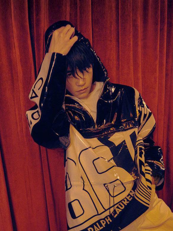 易烊千玺全新大片来袭,眼镜造型超抢镜,仅靠一招开启大佬模式!