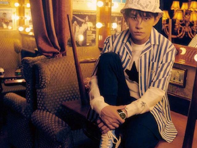 易烊千玺全新大片来袭,眼镜造型超抢镜,仅靠一招开启大佬模式!