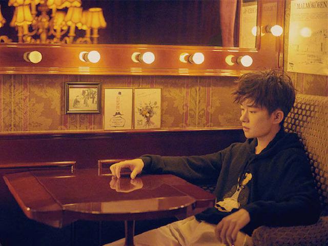 易烊千玺全新大片来袭,眼镜造型超抢镜,仅靠一招开启大佬模式!